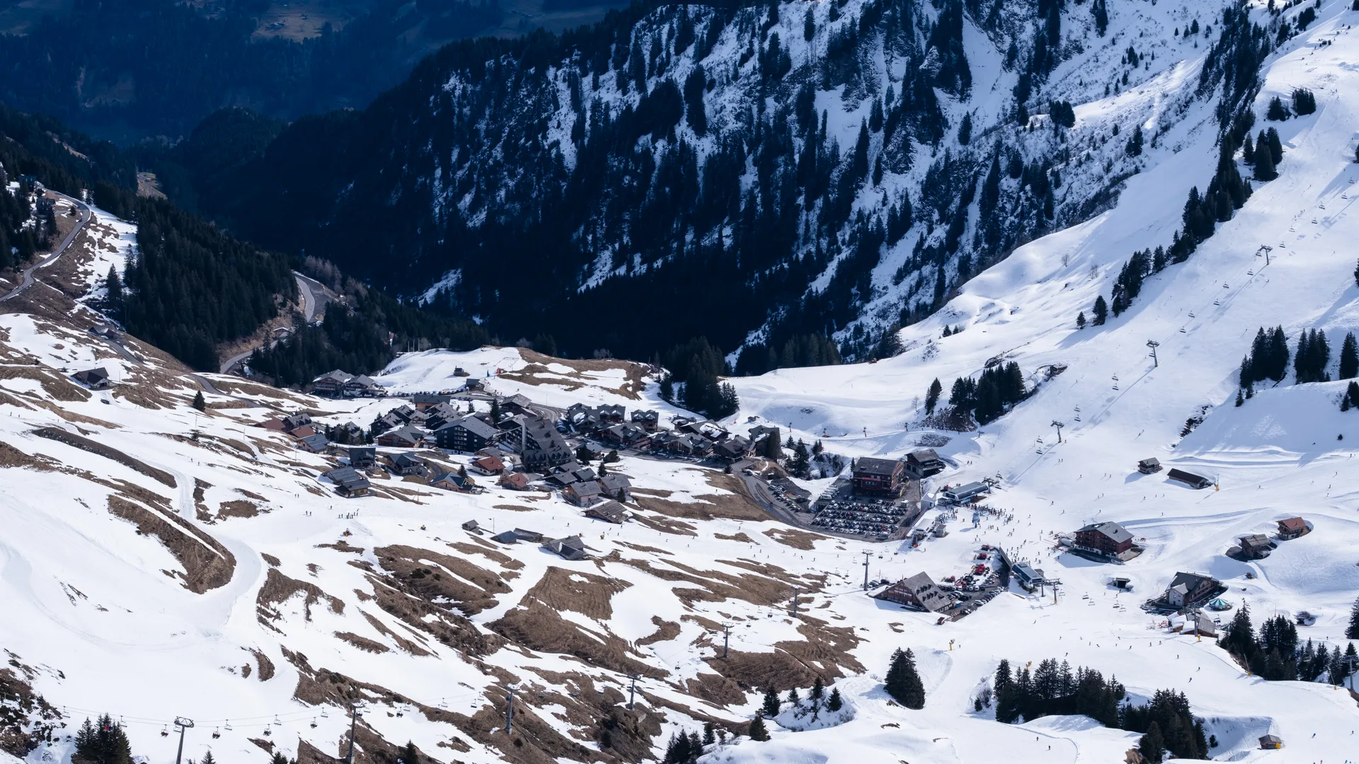 Le hameau des Crosets vu depuis les Mossettes, cerné par les sommets enneigés du Val d'Illiez