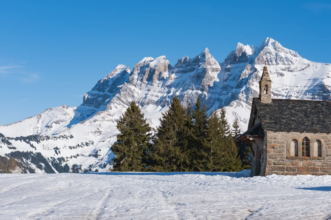 La chapelle des Crosets, avec les Dents du Midi en arrière-plan